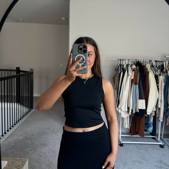 black basic tank🖤 - Picture 3 of 6